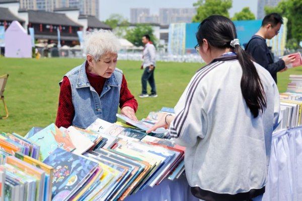 AI定制书单、MR穿越古画！余杭把书房搬进草坪，全民阅读还能这么“潮”